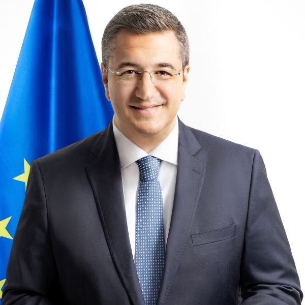 Απόστολος Τζιτζικώστας